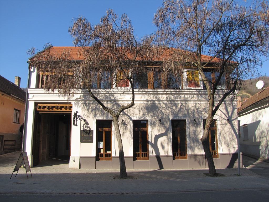 Egy tokaji társasházé az év homlokzata