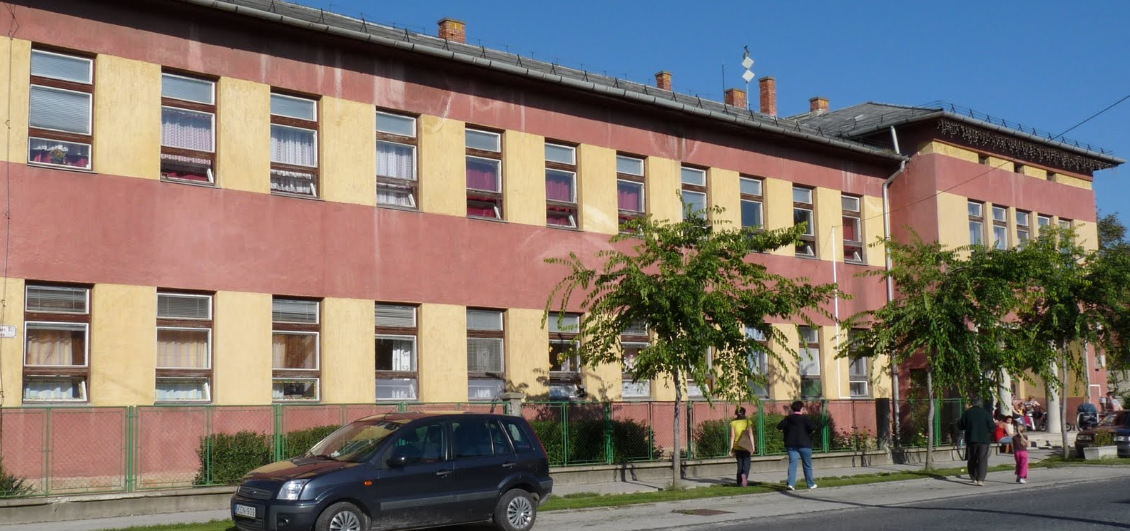 Eötvös József általános iskola új épületszárny és a tornacsarnok - Ercsi Szent István u 10.