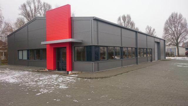 Autószerelő műhely acélba burkolva