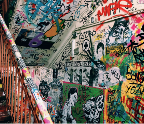 Új, tartós, átlátszó, aniti-graffiti és plakátragasztást nehezítő bevonat a Sikától